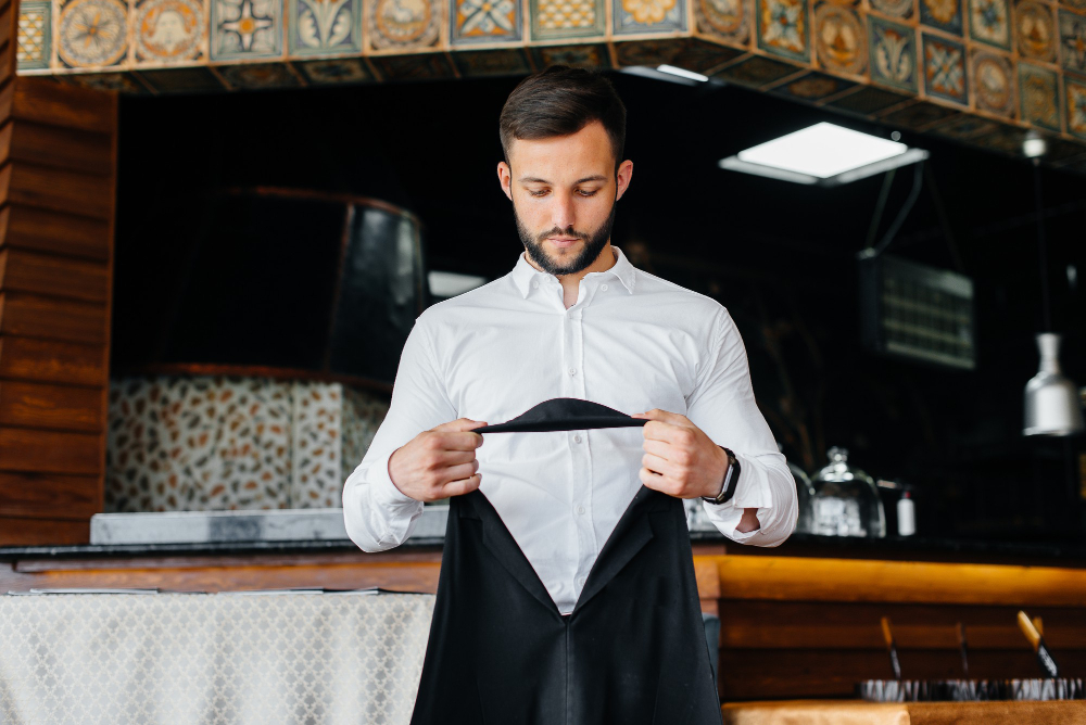 الخادم السيرة الذاتية